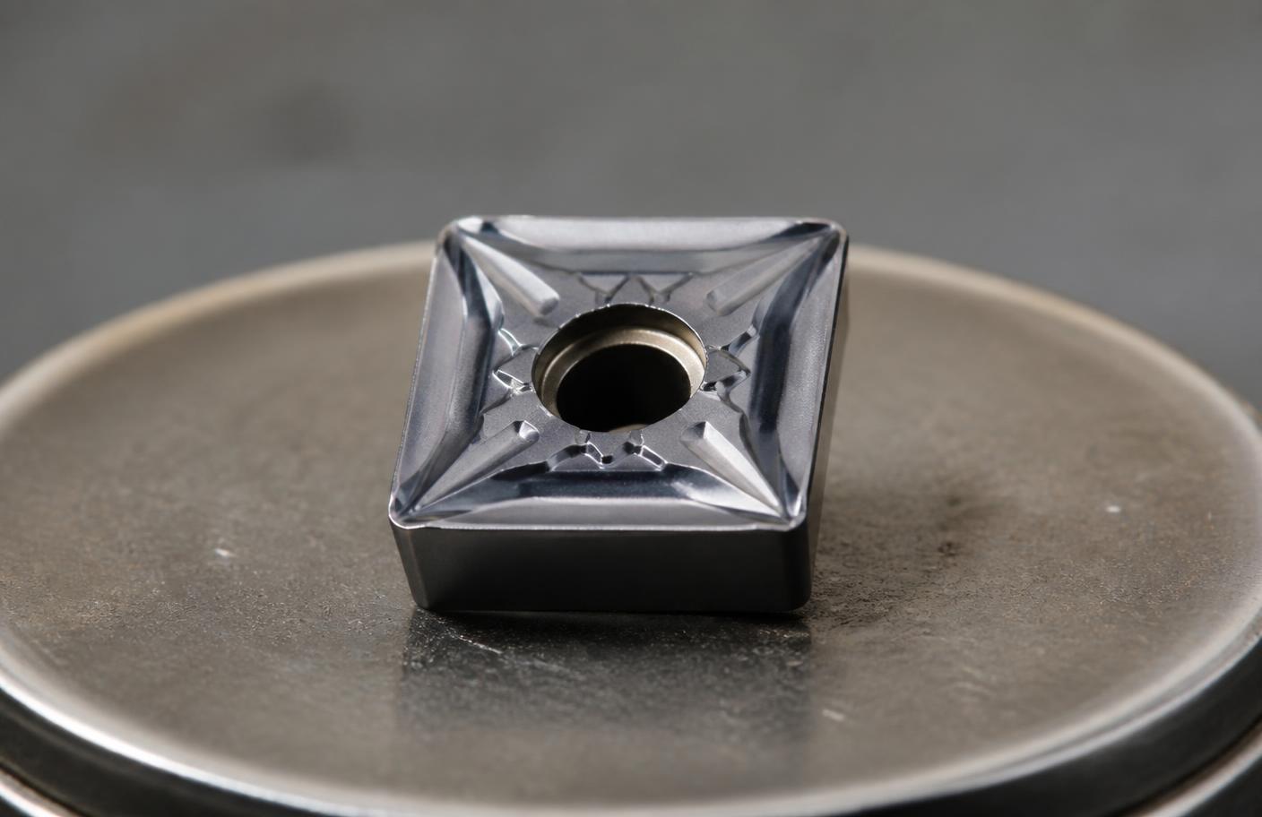 Detailopname van een hardmetalen wisselplaat met zichtbare snijkant